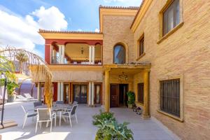 Impresionante villa de 620 metros con piscina, sotano, bodega y GYM!!! photo 0