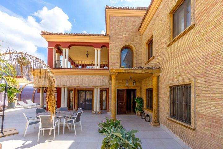 Impresionante villa de 620 metros con piscina, sotano, bodega y GYM!!! photo 0