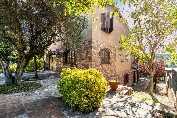 ESPECTACULAR CASA CON TERRENO Y VISTAS AL CENTRO DE SANT LLORENÇ SAVALL photo 0