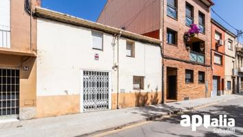 Casa unifamiliar con patio en pleno centro de Castellar del Vallés. photo 0
