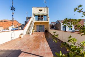 AMPLIA CASA CON GRAN TERRAZA, GARAGE Y LOCAL photo 0