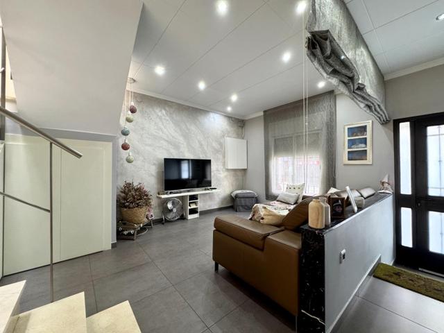 VIVE EN LA CREU ALTA. CASA DE 162 M2 4 HAB, CON PATIO Y GARAJE photo 0