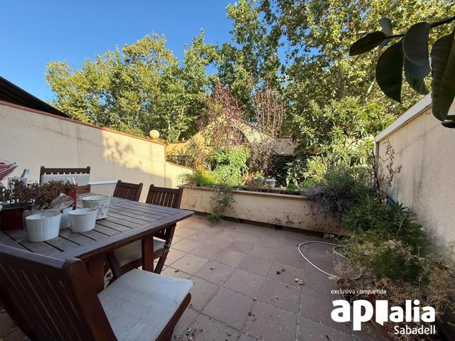 ESPECTACULAR CASA CON PATIO Y GARAJE, EN EL CORAZÓN DE LA CREU ALTA. photo 0