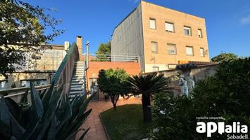 TERRENO EN VENTA CON PROYECTO DE VIVIENDA UNIFAMILIAR ENTRE MEDIANERAS, EN EL CORAZÓN DE CASTELLAR DEL VALLÈS photo 0