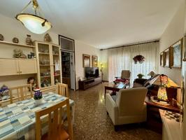 Cuatro habitaciones, dos baños, espacio, luz y ubicación en el centro de Sabadell photo 0