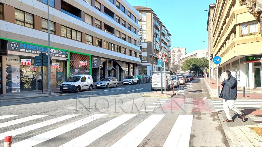 Local Comercial en primera línea junto a Centrofama photo 0