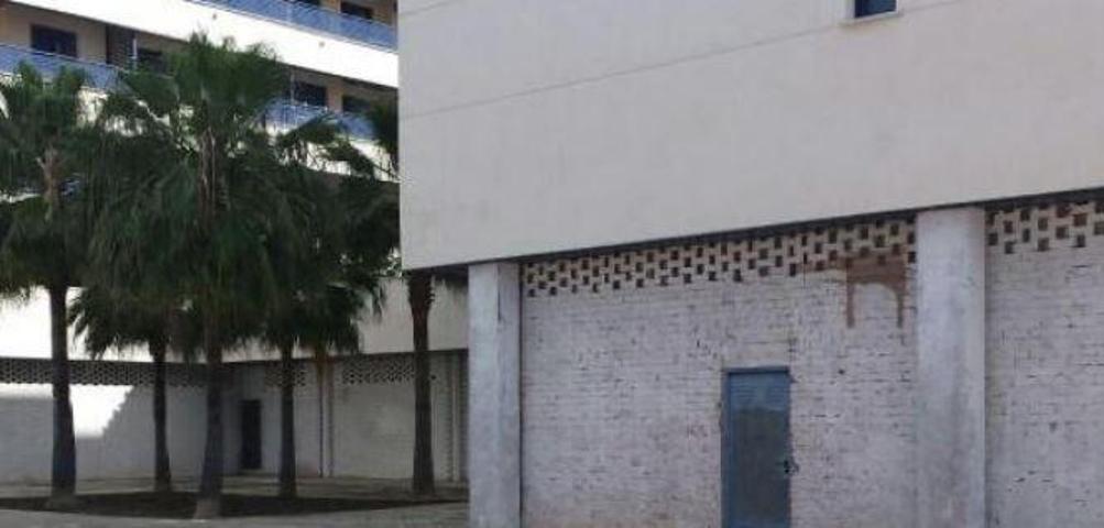 Local en venta en Estepona de 1833 m2 photo 0