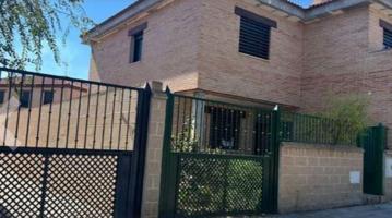 Casa - Chalet en venta en Mora de 253 m2 photo 0