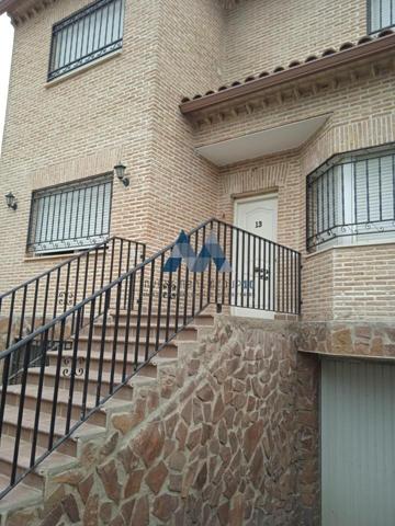 Casa - Chalet en venta en Yuncos de 240 m2 photo 0