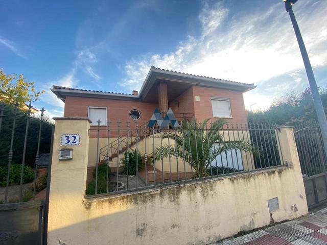 Casa - Chalet en venta en Cobisa de 240 m2 photo 0