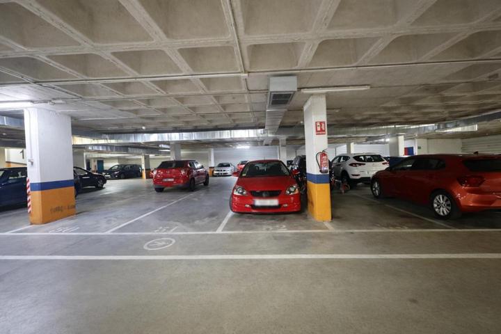 Plaza de garaje en venta en Calle Bélgica 2 photo 0