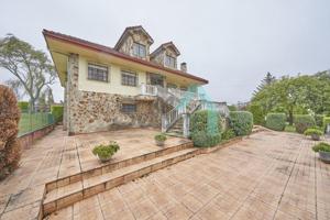 Casa - Chalet en venta en Soto del Barco de 450 m2 photo 0