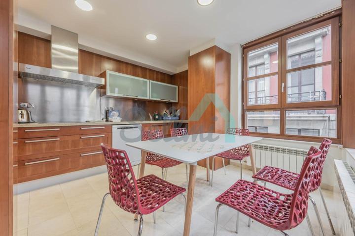 Habitación en alquiler en Oviedo de 194 m2 photo 0