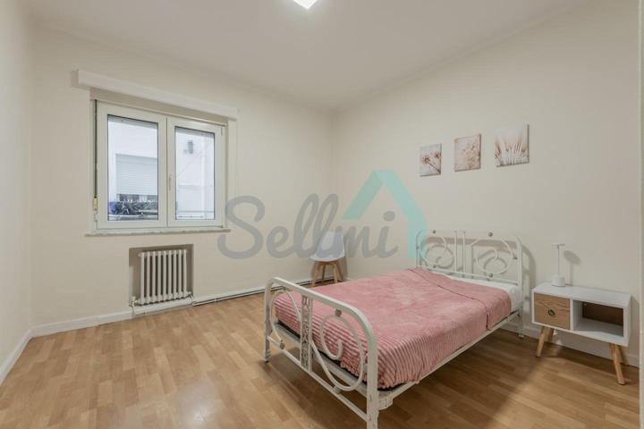 Habitación en alquiler en Oviedo de 83 m2 photo 0