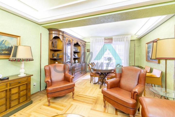 Piso en venta en Oviedo de 204 m2 photo 0