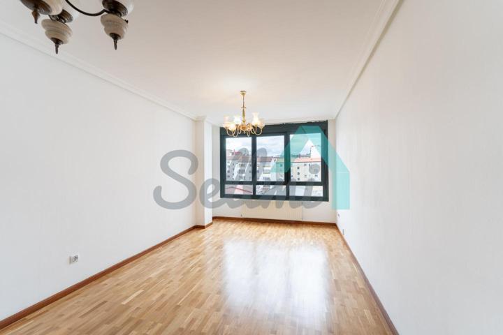 Piso en venta en Oviedo de 76 m2 photo 0