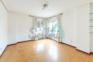 Piso en venta en Oviedo de 83 m2 photo 0