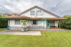 Casa - Chalet en alquiler en Ribadesella de 170 m2 photo 0