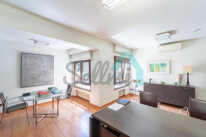 Oficina en venta en Oviedo de 202 m2 photo 0