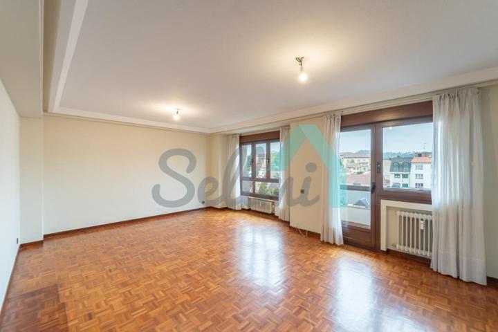 Piso en alquiler en Oviedo de 126 m2 photo 0
