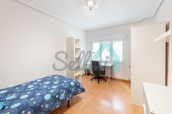 Habitación en alquiler en Oviedo de 73 m2 photo 0