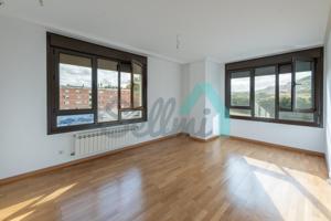 Piso en venta en Oviedo de 75 m2 photo 0