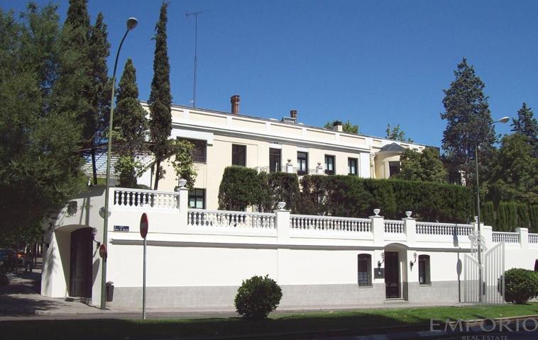 Exclusivo piso de lujo con terraza en una de las zonas más prestigiosas de Madrid photo 0