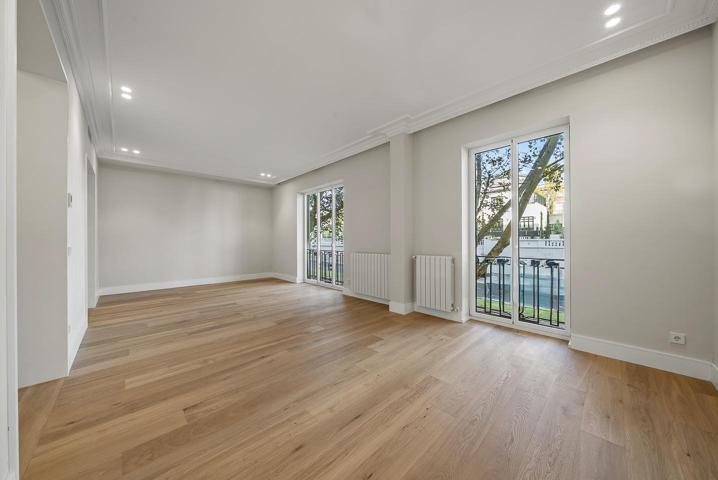 Llave en mano junto al IE y Serrano photo 0