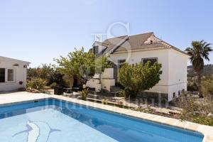 Disfruta de este chalet con piscina y sauna muy cerca del mar. photo 0