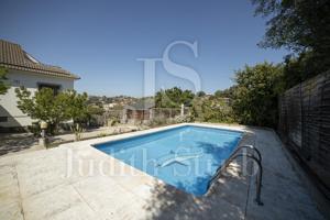 Disfruta de este chalet con piscina y sauna muy cerca del mar. photo 0