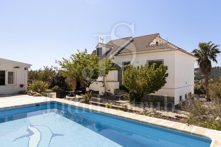 Disfruta de este chalet con piscina y sauna muy cerca del mar. photo 0