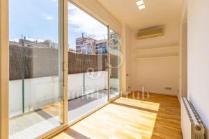 Disfruta de amplitud y terraza soleada en el corazón de l’Eixample. photo 0