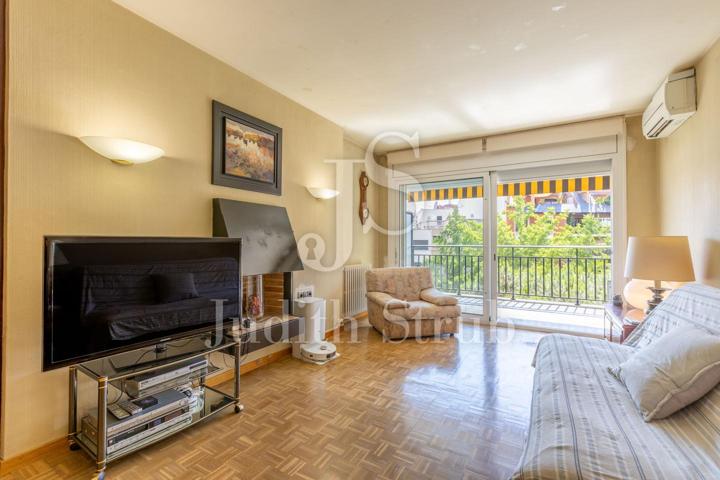 Balmes- Barcino. Amplia y luminosa con soleada terraza. photo 0