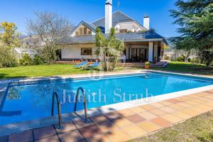 Excepcional casa con jardín y piscina al pie del Parc Natural del Montseny photo 0