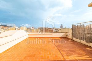 Disfruta de este ático con terraza solárium de 40m2 y vistas amplias a Barcelona. photo 0