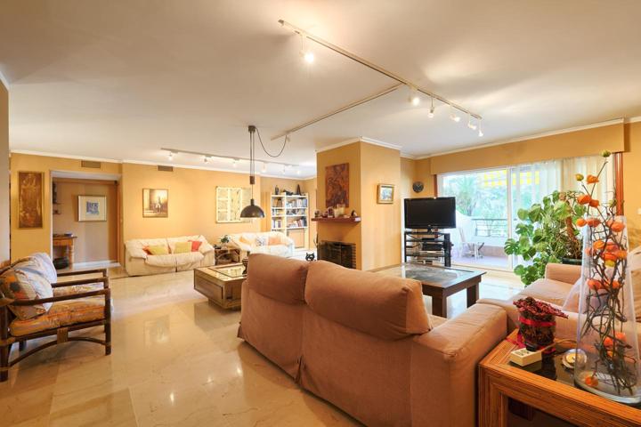 Piso en venta en San Pedro Alcántara de 232 m2 photo 0