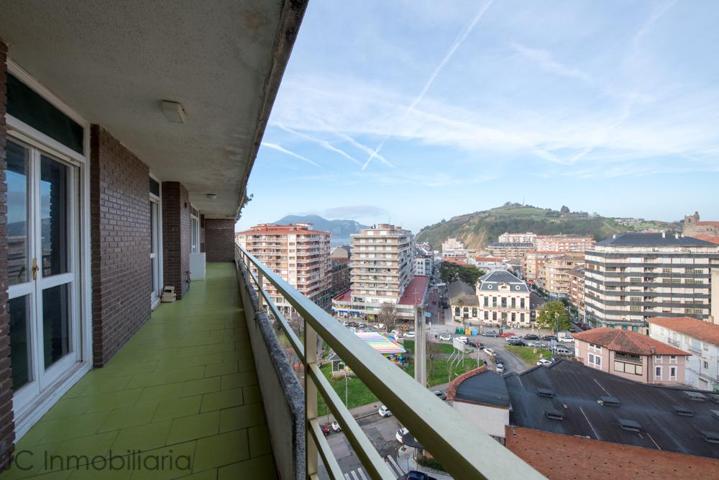 PISO EN EL CENTRO DE LAREDO CON TERRAZA Y VISTAS photo 0