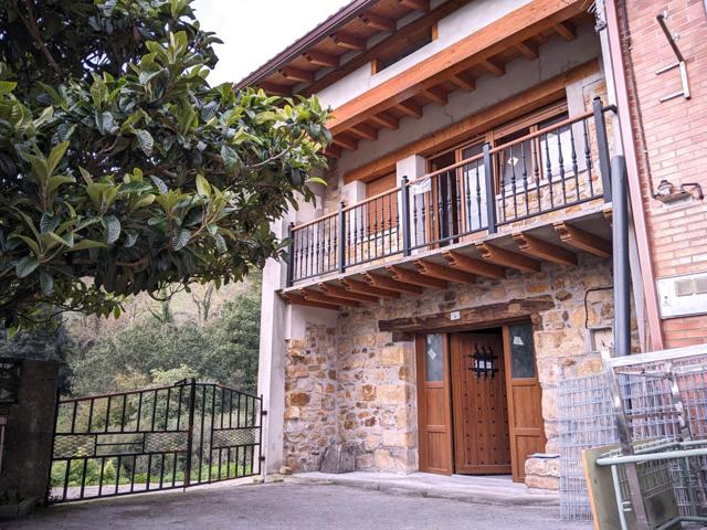 Casa de piedra con amplias posibilidades y terreno photo 0