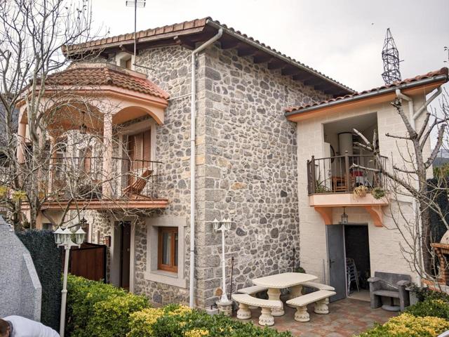 Magnífica casa de piedra con piscina y jardín photo 0