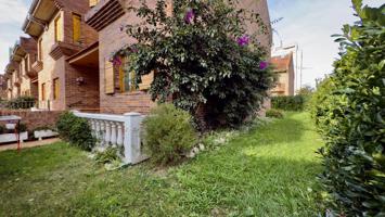 CHALET ADOSADO ESQUINA -LAREDO -GARAJE- TXOCO photo 0