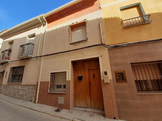 Se vende casa de pueblo de 106m2 en dos alturas, con terraza,semi-reformado.Precio:39.000€ photo 0