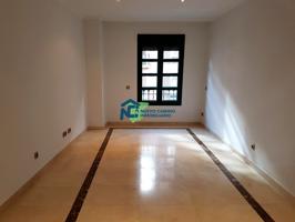 Apartamento vacío, incluye garaje. Con habitación independiente, salón comedor, cocina independiente abierta al salón y baño con bañera. photo 0