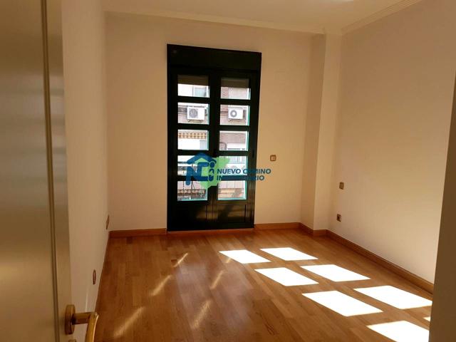 Apartamento vacío, incluye garaje. Con habitación independiente, salón comedor, cocina independiente abierta al salón y baño con bañera. photo 0
