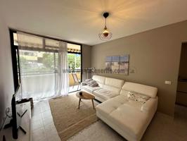 Apartamento moderno de 1 dormitorio con balcón y garaje privado photo 0