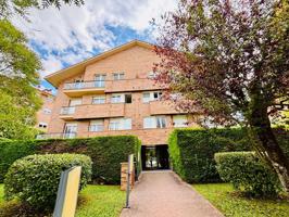 Exclusiva planta baja con jardín de ensueño en Gorraiz photo 0