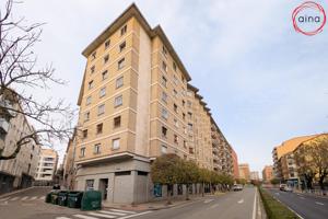 Pamplona (Zona Milagrosa): Piso 4ª altura de 4 dormitorios de origen, 2 baños, despensa y trastero photo 0