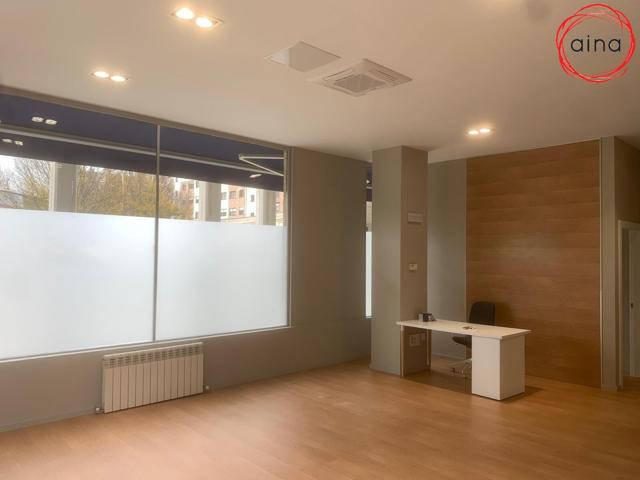Urbanización Zizur: Se vende Local en esquina reformado recientemente junto al Ayuntamiento photo 0