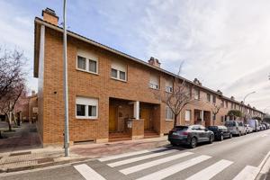 Zizur Mayor (Urb. Zizur):Adosado 4 habitaciones, 2 baños, 1 aseo, terraza, jardín, porche y txoko photo 0