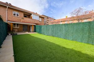Zizur Mayor (Urb. Zizur):Adosado 4 habitaciones, 2 baños, 1 aseo, terraza, jardín, porche y txoko photo 0
