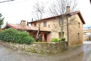 Iratxeta: Casa de pueblo reformada con 6 dormitorios, amplio jardín con barbacoa y chimenea photo 0